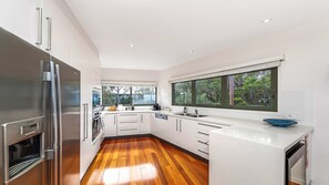 Microwave, oven, stovetop, dishwasher - Headlands at Killcare by HolidayCo. (KILLCARE HEIGHTS)