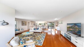 TV - Headlands at Killcare by HolidayCo. (KILLCARE HEIGHTS)