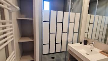 Douche, sĂšche-cheveux, papier toilette