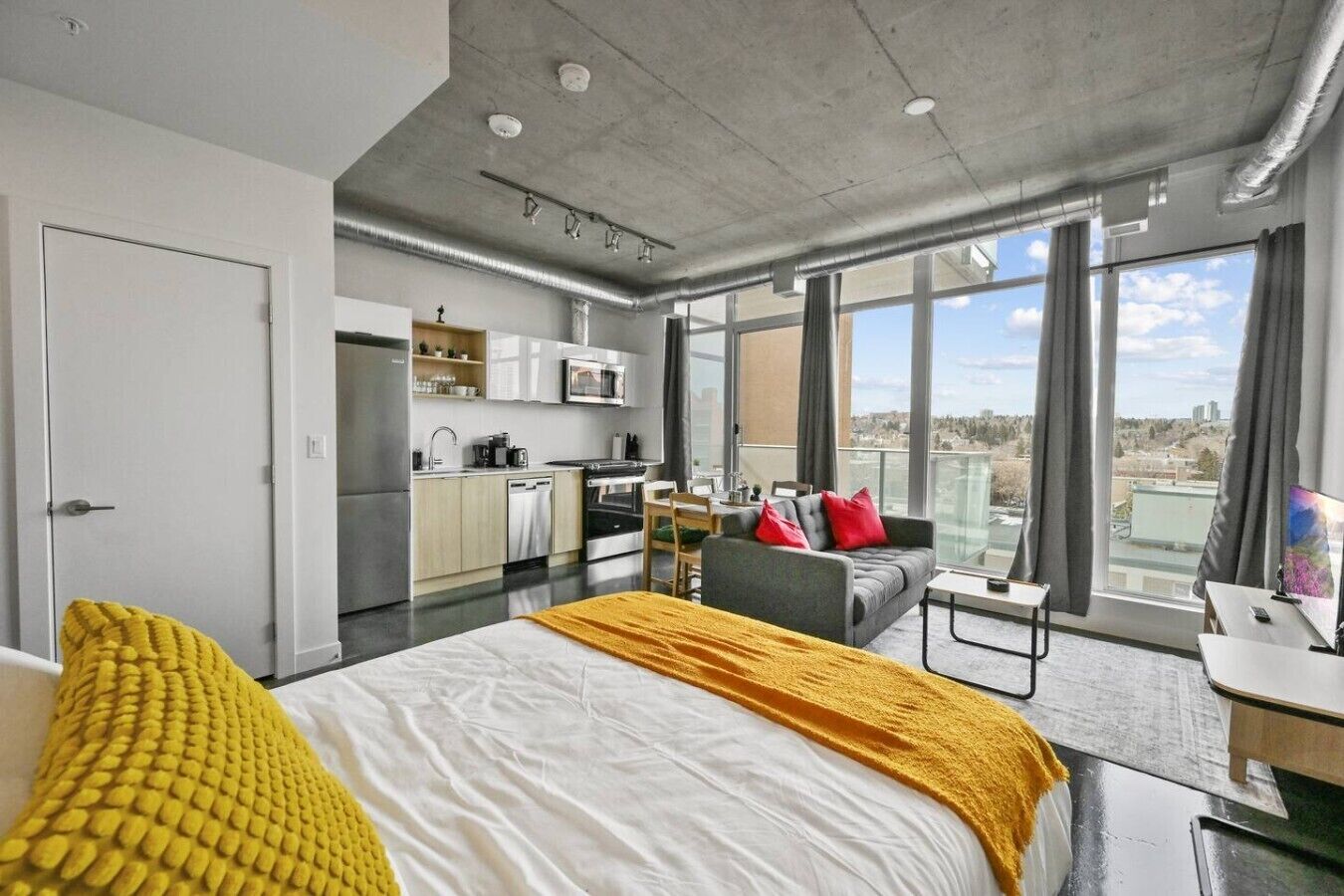 Desk, iron/ironing board, free WiFi, bed sheets