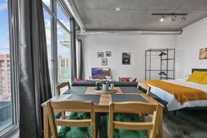Iron/ironing board, free WiFi, bed sheets - Bright Studio | Mins to Saddledome | Skyline Views (Calgary)