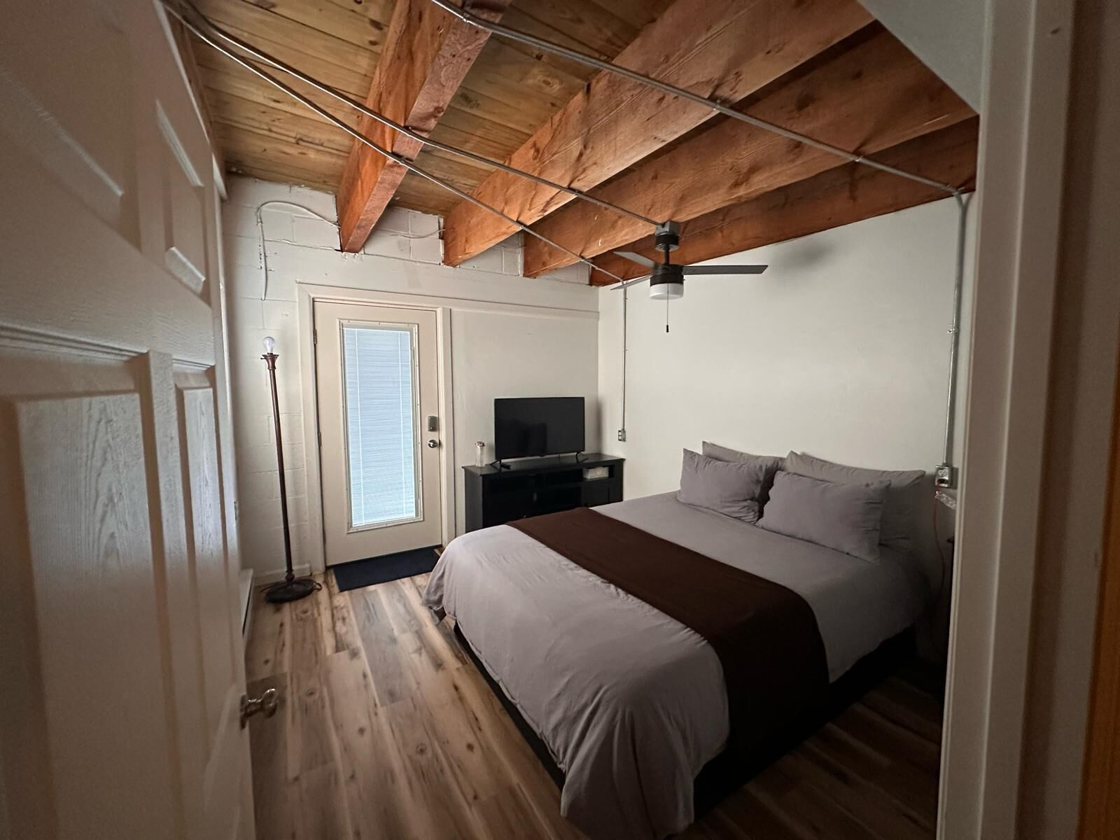 6 habitaciones, tabla de planchar con plancha, wifi y ropa de cama 