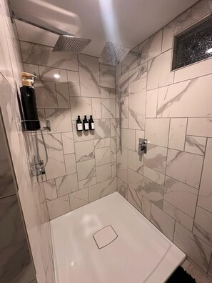 Serviettes fournies, savon, papier toilette