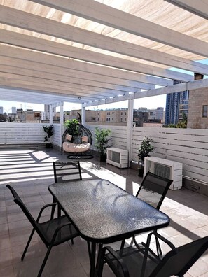 Outdoor dining - HaHavatselet 19 - Isrentals - Deluxe 2BDR (Jerusalem)