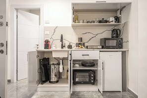 Frigorifero, microonde, forno, piano cottura