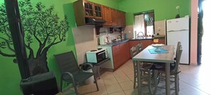 Fridge, oven, stovetop, coffee/tea maker