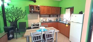 Fridge, oven, stovetop, coffee/tea maker