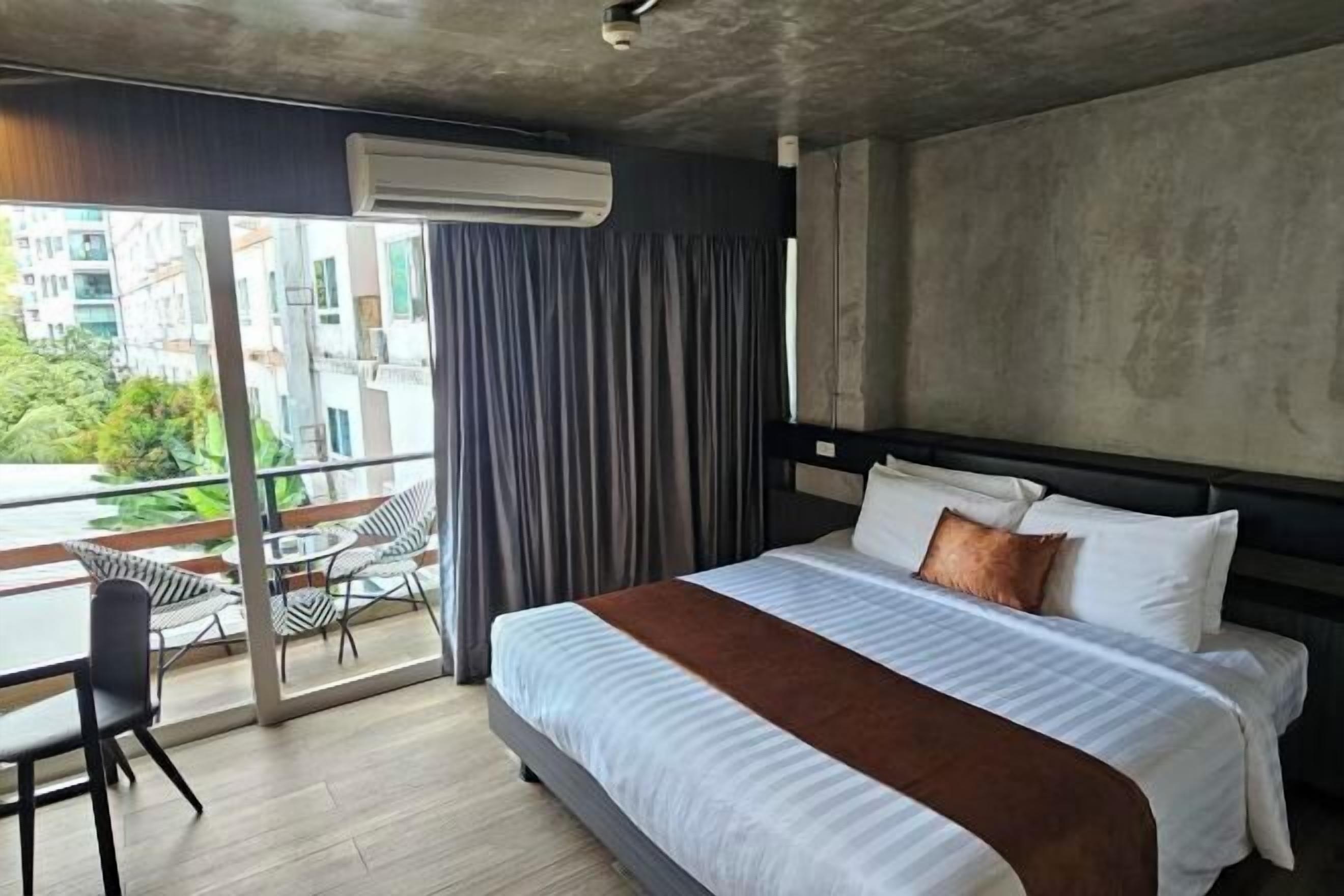 Een kluis op de kamer, een bureau, een laptopwerkplek, gratis wifi