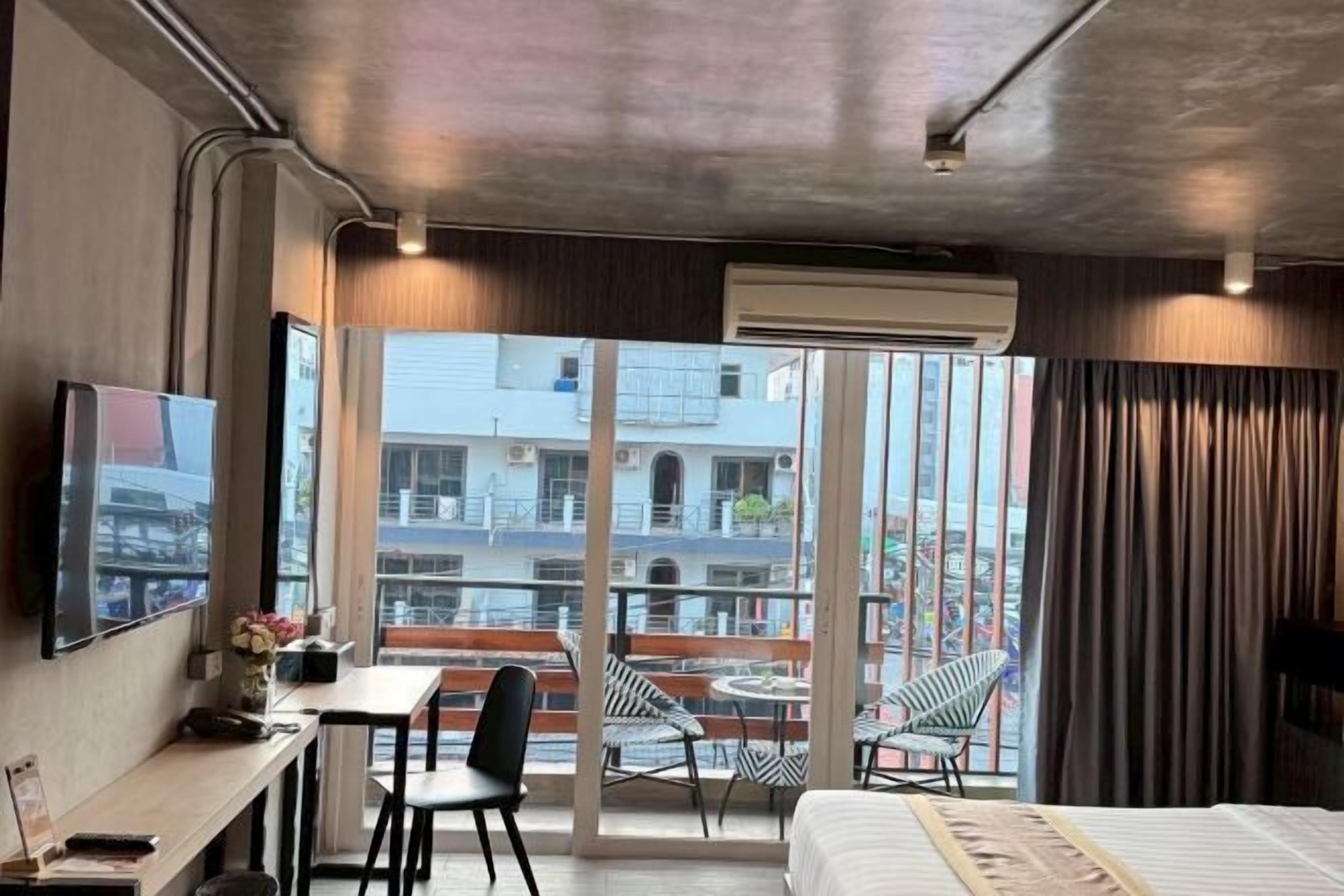 Een kluis op de kamer, een bureau, een laptopwerkplek, gratis wifi