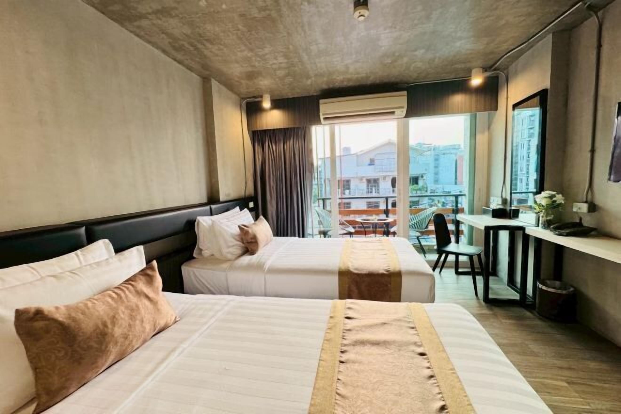 Een kluis op de kamer, een bureau, een laptopwerkplek, gratis wifi