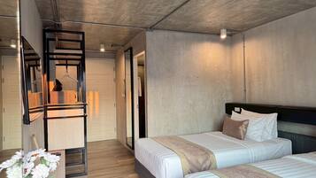 Deluxe Twin Room | In-room safe, desk, laptop workspace, soundproofing
