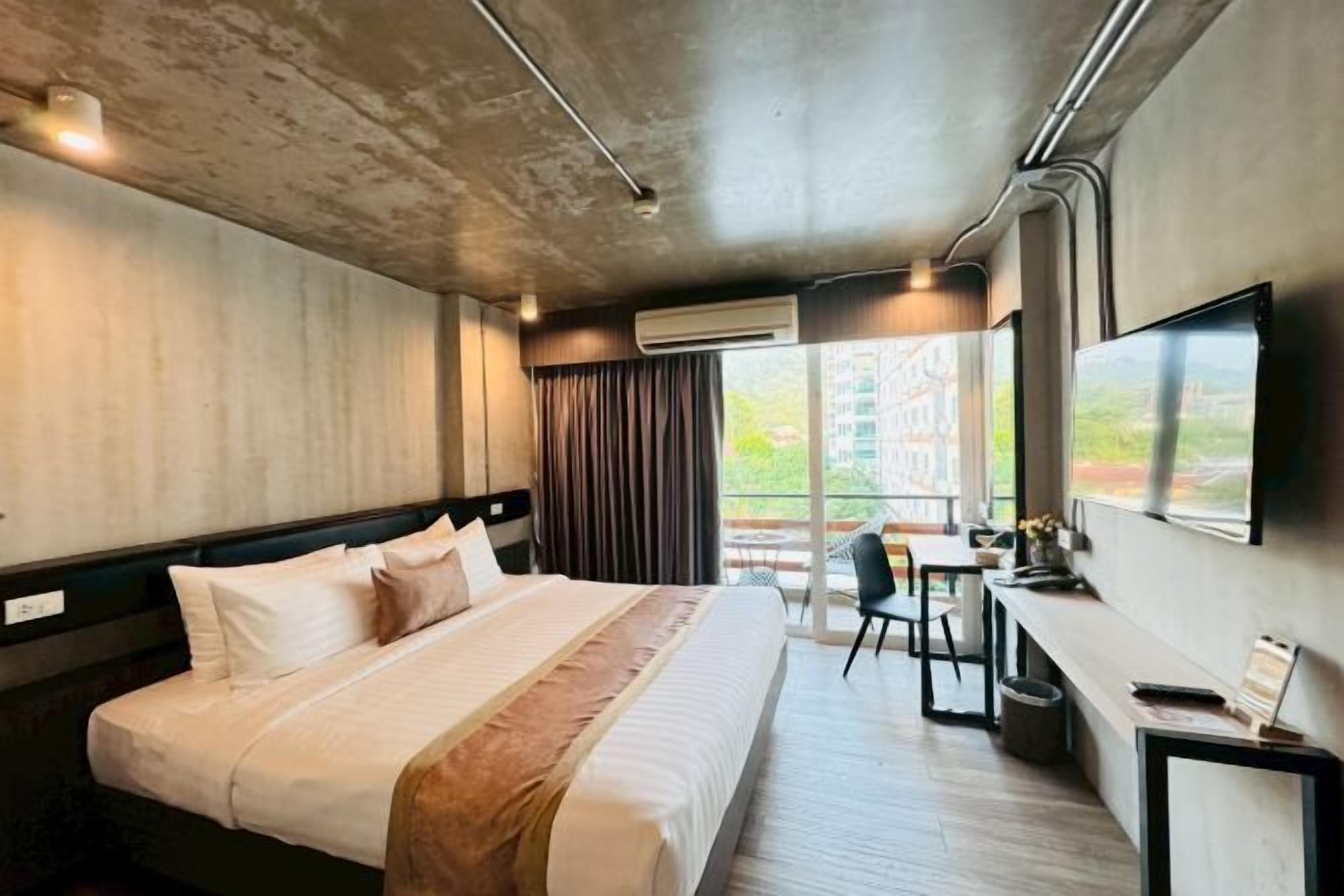 Een kluis op de kamer, een bureau, een laptopwerkplek, gratis wifi