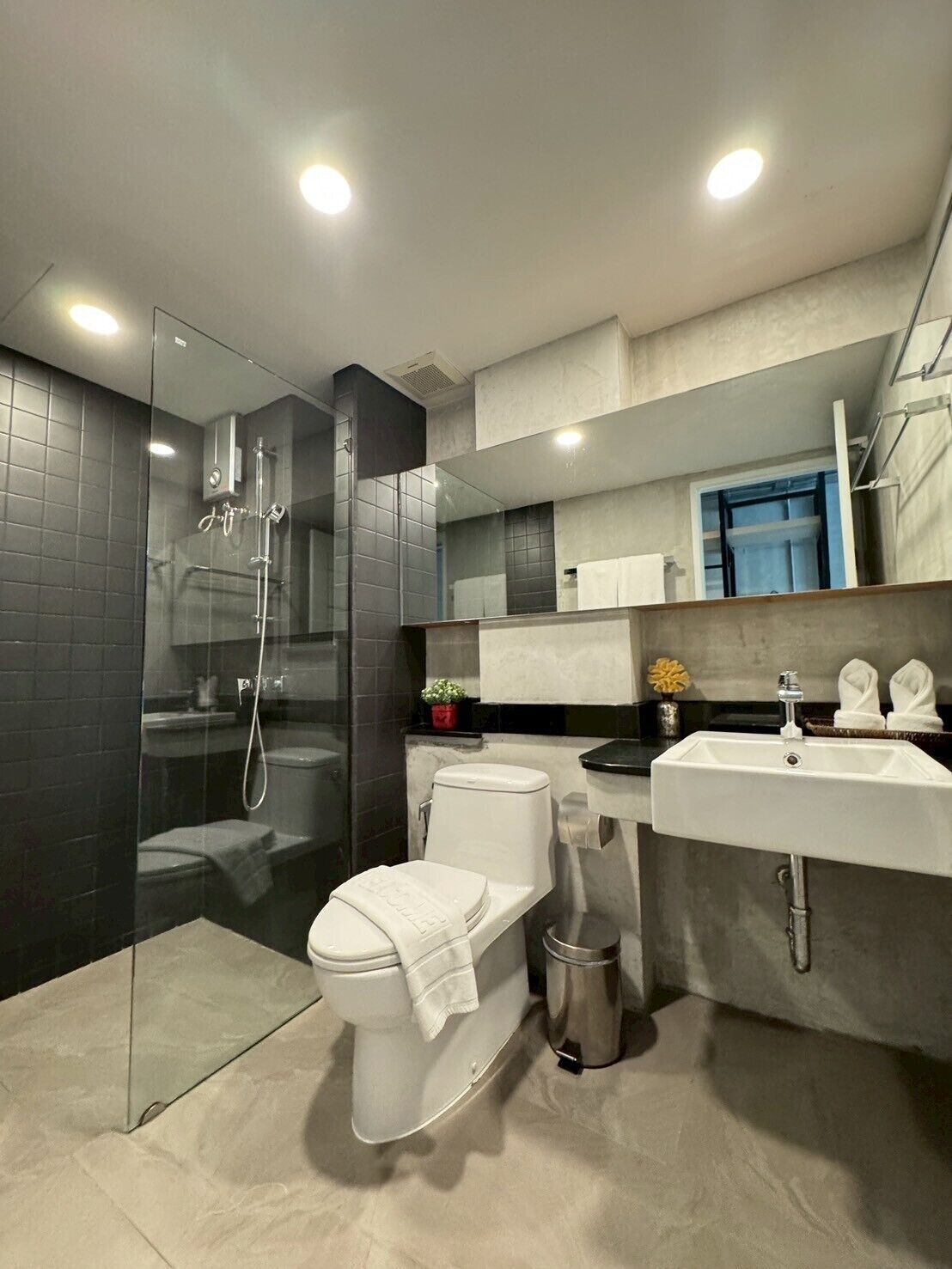 Premier Room | Bathroom | Free toiletries, hair dryer, towels, soap