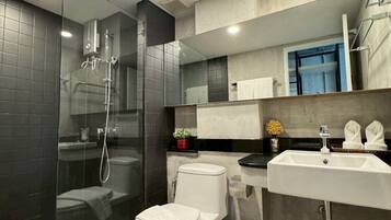 Premier Room | Bathroom | Free toiletries, hair dryer, towels, soap
