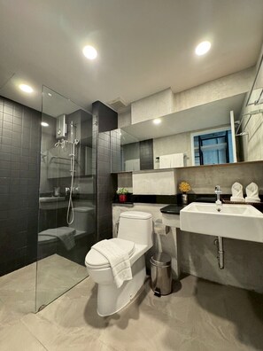Premier Room | Bathroom | Free toiletries, hair dryer, towels, soap