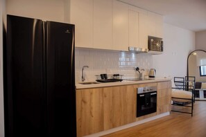 Fridge, microwave, oven, stovetop - w* | Modern 1BR in San Isidro (Lima)