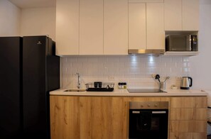 Kylskåp, mikrovågsugn, ugn och spishäll