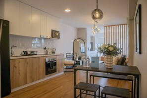 Kylskåp, mikrovågsugn, ugn och spishäll