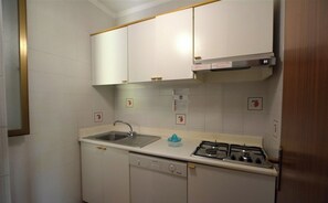 Refrigerador, parrilla de estufa, lavavajillas y cafetera y tetera 