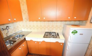 Kühlschrank, Herdplatte, Wasserkocher mit Kaffee-/Teezubehör