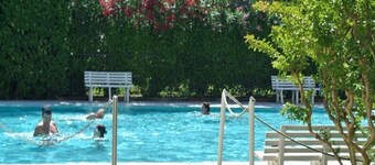 Fantastic flat with pool view just steps from the sea
