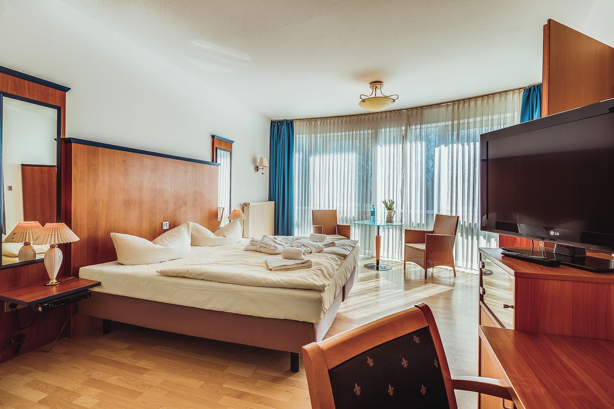 Deluxe studio, uitzicht op tuin | Een bureau, een laptopwerkplek, verduisterende gordijnen