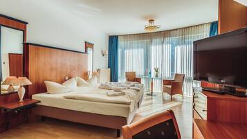 Deluxe-Studio, Gartenblick | Schreibtisch, laptopgeeigneter Arbeitsplatz, Verdunkelungsvorhänge