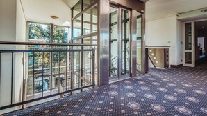 A spacious balcony with a patterned carpet, a metal railing, and a view of the outdoors. - Landhotel Lewitz Mühle (Banzkow)