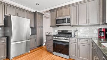 Coffee/tea maker, fridge, microwave, oven