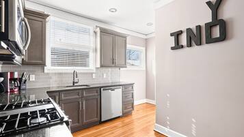 Coffee/tea maker, fridge, microwave, oven
