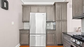 Coffee/tea maker, fridge, microwave, oven