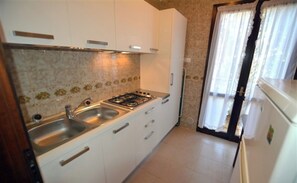 Kühlschrank, Mikrowelle, Herdplatte, Wasserkocher mit Kaffee-/Teezubehör