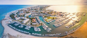 Large row house with private fenced garden for 10 guests in Lignano Pineta