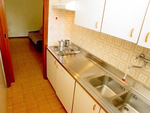 Fridge, stovetop, coffee/tea maker, cookware/dishes/utensils