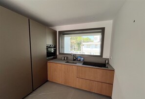 Réfrigérateur, micro-ondes, plaque de cuisson, lave-vaisselle
