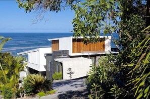 Exterior - Coolum Bays Beach House - Discover ultimate luxury at this award-winning architectural masterpiece. (Coolum Beach)