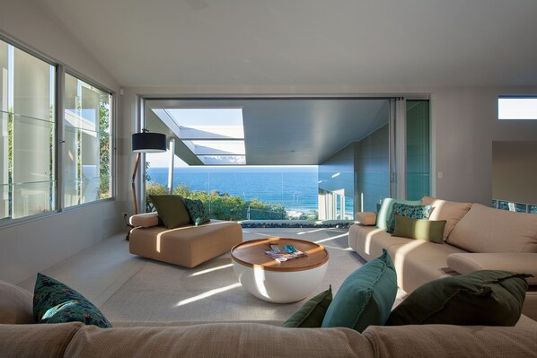 Smart TV, fireplace, books - Coolum Bays Beach House - Discover ultimate luxury at this award-winning architectural masterpiece. (Coolum Beach)