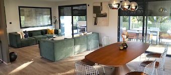 Villa Frégate, elegant and friendly, indoor heated pool, golf and beach
