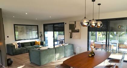 Villa Frégate, elegant and friendly, indoor heated pool, golf and beach