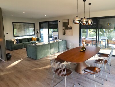 Villa Frégate, elegant and friendly, indoor heated pool, golf and beach