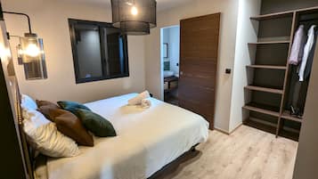 4 bedrooms, iron/ironing board, travel cot, WiFi