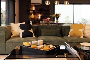 TV, books - Villa Frégate, elegant and friendly, indoor heated pool, golf and beach (Talmont-Saint-Hilaire)