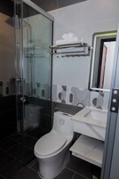 Secador de pelo, pantuflas, toallas, jabón