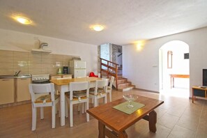 Fridge, oven, stovetop, coffee/tea maker