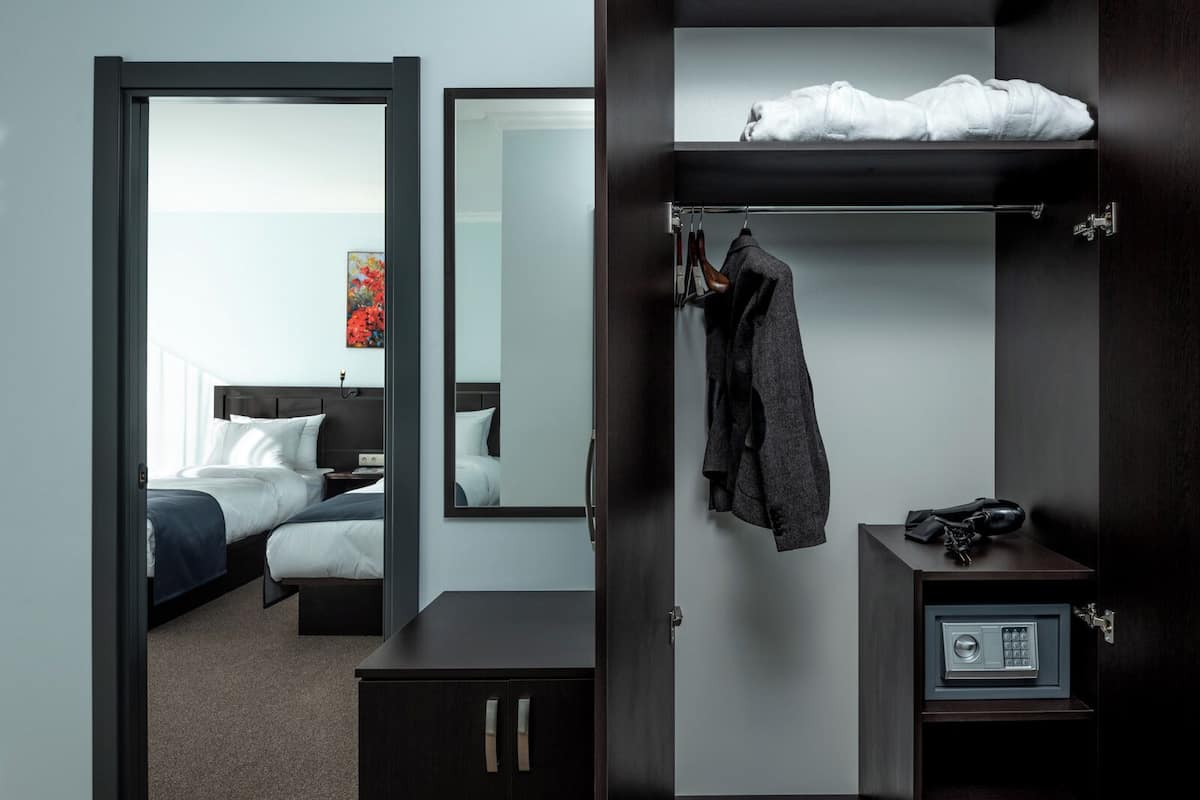 Chambre quadruple familiale | Garde-robe