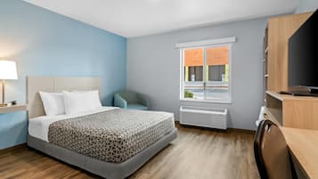 Escritorio, espacio para trabajar con laptop y cortinas blackout