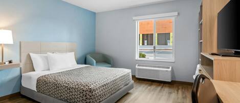 Suite, 1 queensize bed, rolstoeltoegankelijke douche, niet-roken | Een bureau, een laptopwerkplek, verduisterende gordijnen