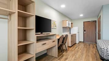 Suite - 2 queensize-senge - handicapvenligt - ikke-ryger | Skrivebord, arbejdsområde til bærbare computere, mørklægningsgardiner