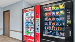 Una macchina distributrice di snack e un frigorifero per Coca-Cola.