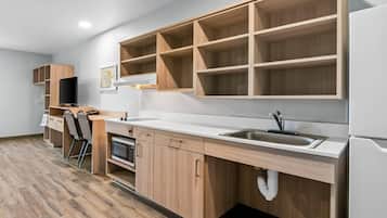 Standardsuite - 1 queensize-seng - ikke-ryger | Skrivebord, arbejdsområde til bærbare computere, mørklægningsgardiner